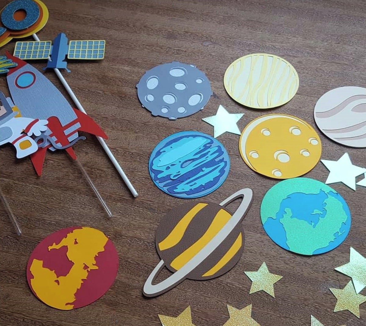 Kit com 5 arquivos de corte:06-ASTRONAUTA TOPO CAMADAS