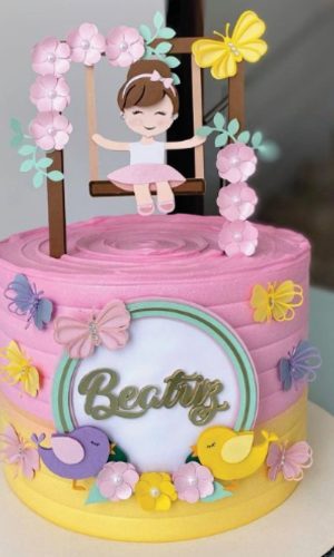 Topo de Bolo Jardim Encantado Menina no Balanço