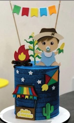 Topo de Bolo Junino Menino com Milho na Mão Arquivo de Corte