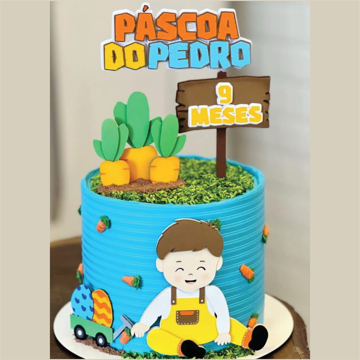 Arquivo de Corte Topo de Bolo Páscoa Menino Sentado