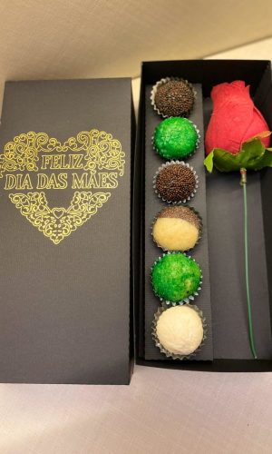 Arquivo de caixa para doces e rosa
