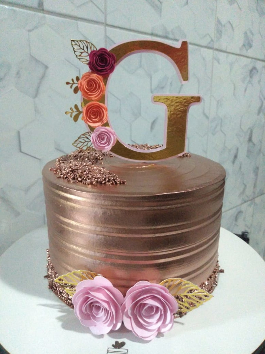 Arquivo de corte topo letra G com flores e folhas